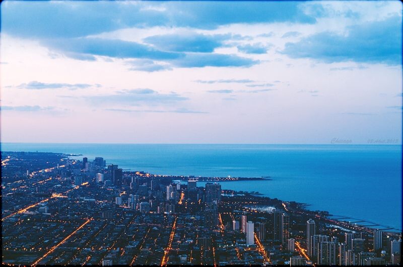 夜幕伴着料峭春寒，轻轻降临风城，Willis Tower，北眺密歇根湖。