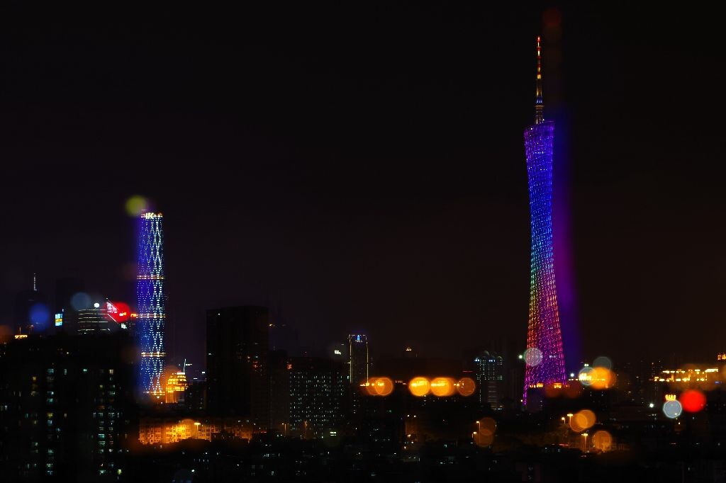 Rainy Night<br />
先拍一张失焦的，拍出光点做背景，-3EV；然后正常拍一张双塔，-2EV。然后发现多重曝光最后可以存成raw格式的，但是输出的时候镜头效正，白平衡不可调。