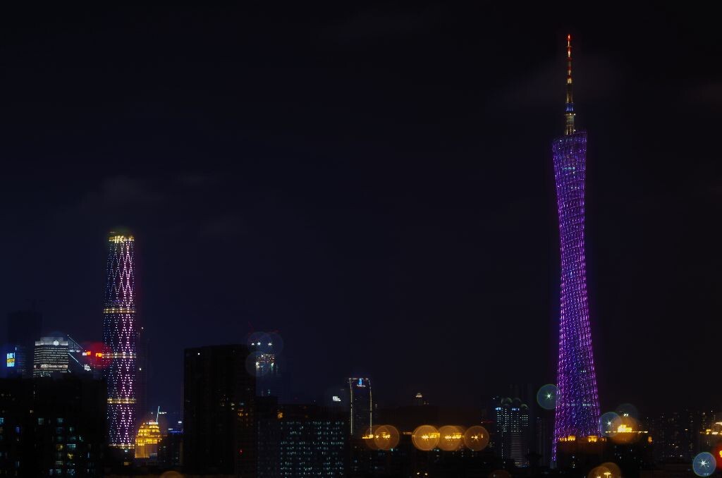 多曝<br />
第一张,最大光圈,55mm端,-4EV拍光点做背景;然后找一个参照点,我选左下边缘的那半个光点;第二张,最佳光圈,-2EV,慢慢zoom近,直到那个光点的的灯光刚刚移出取景器。这样,两次曝光的光点和光源是重合起来的。