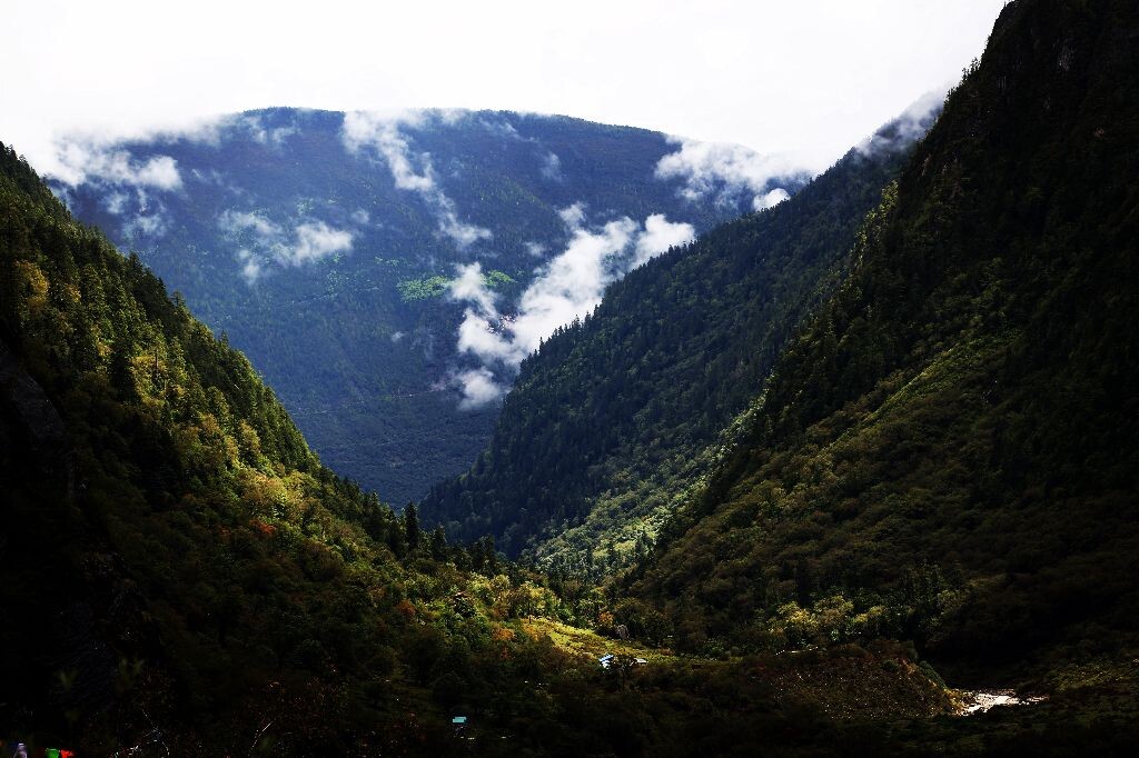 去神瀑的路上，回望雨崩村旁众山。