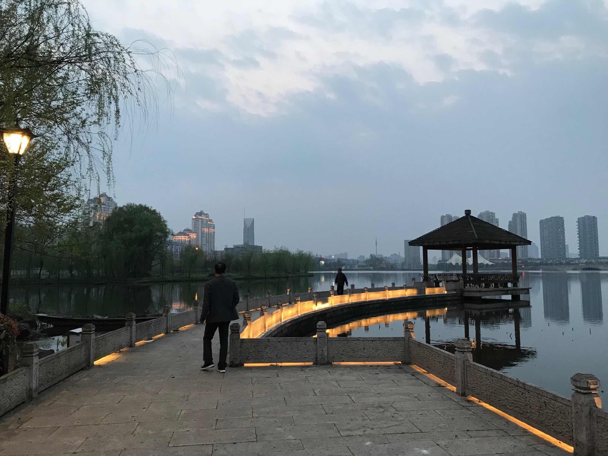 夜幕降临时的大滩公园