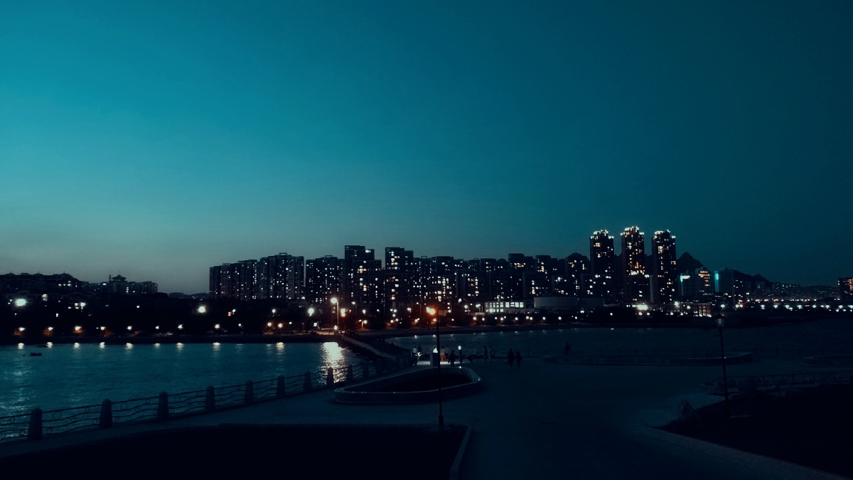 夜幕低垂,万家灯火通明