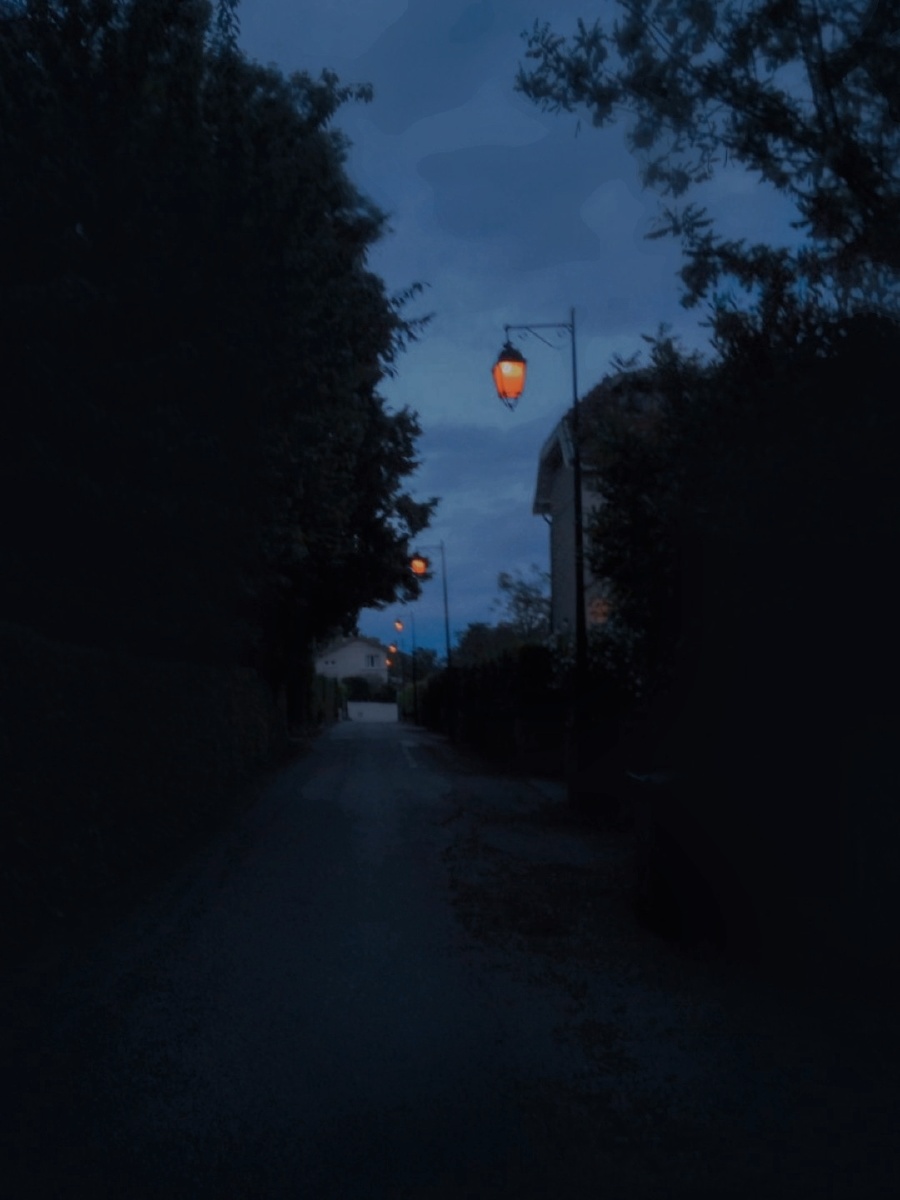 暗夜里总有一盏灯慰藉温暖你孤寂的心