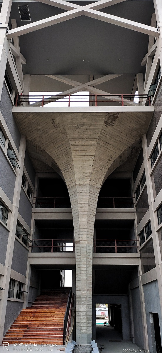 现在正在改建为各上海北外滩滨江大道,许多老厂房还在改造中,这是在