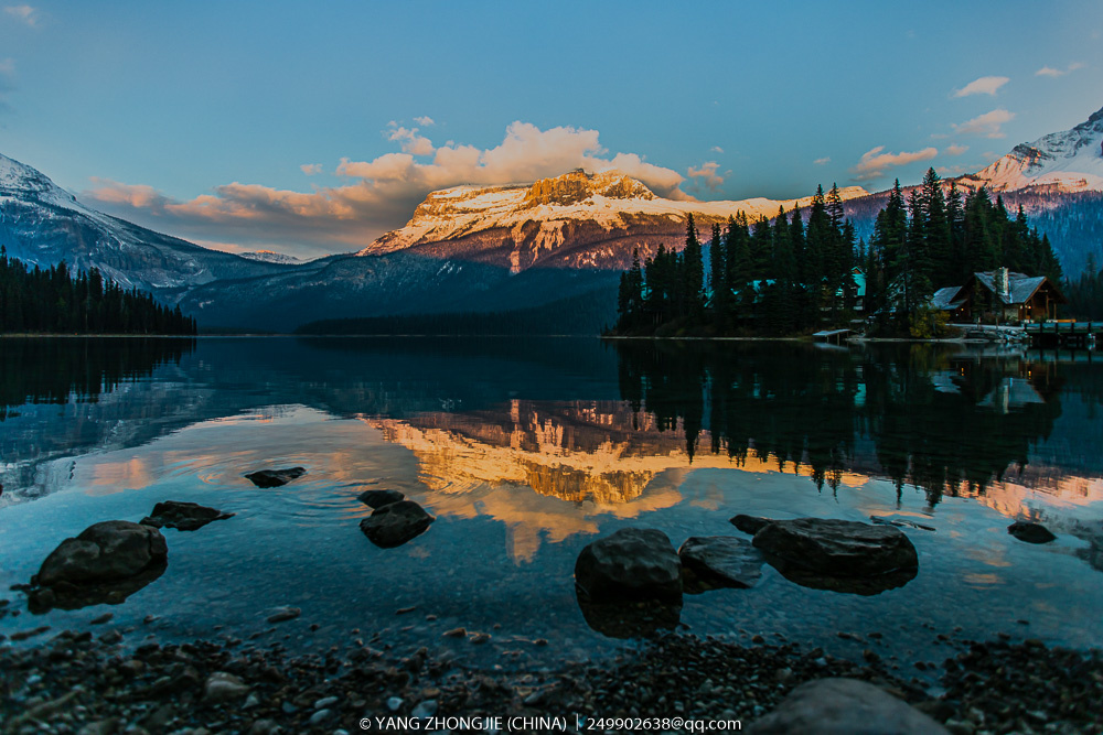 《日落时的翡翠湖》摄于加拿大班夫国家公园