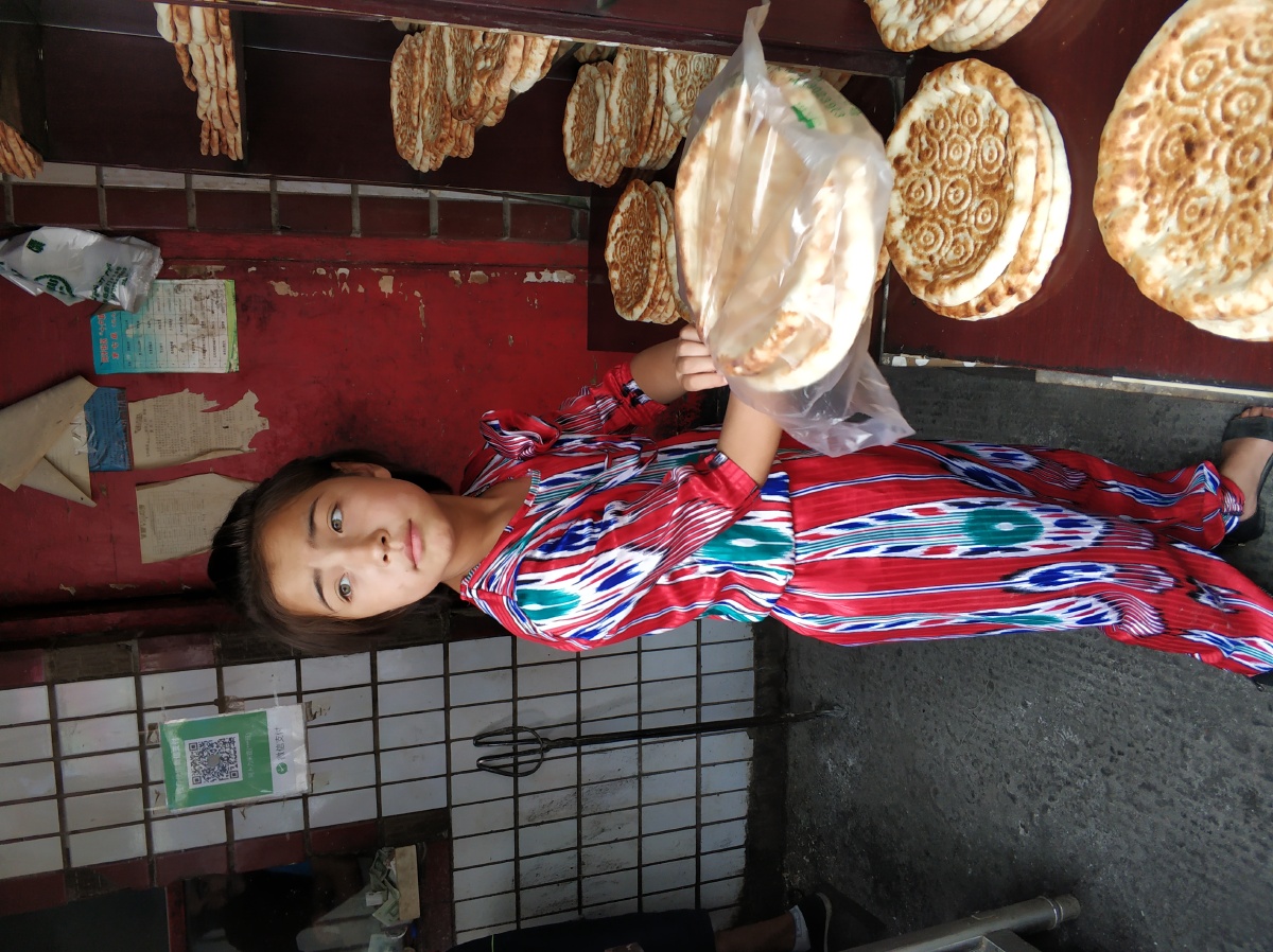 买囊的维族小姑娘