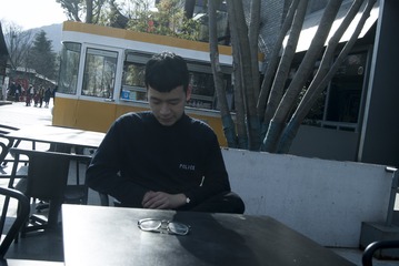 2574381