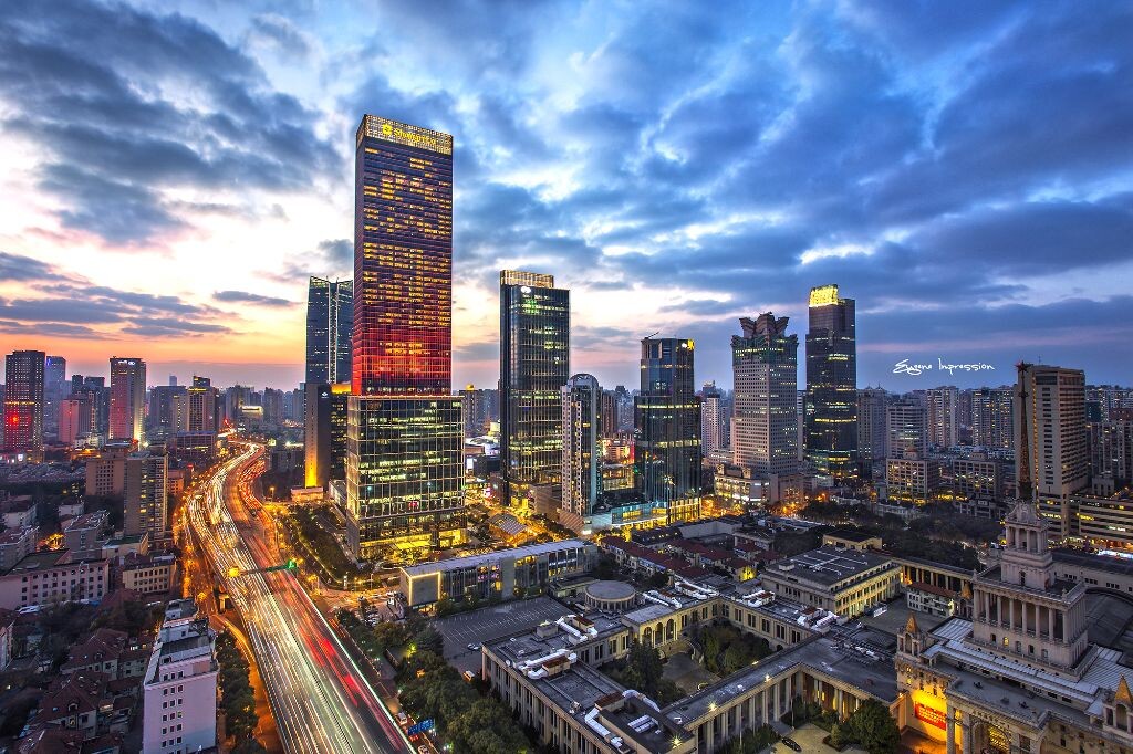 2015后一直雾霾,整个2月份唯独爬了东方海外的这一天运气不错,云彩和日落很完美。而这个机位的照片此后也再也没见过了~