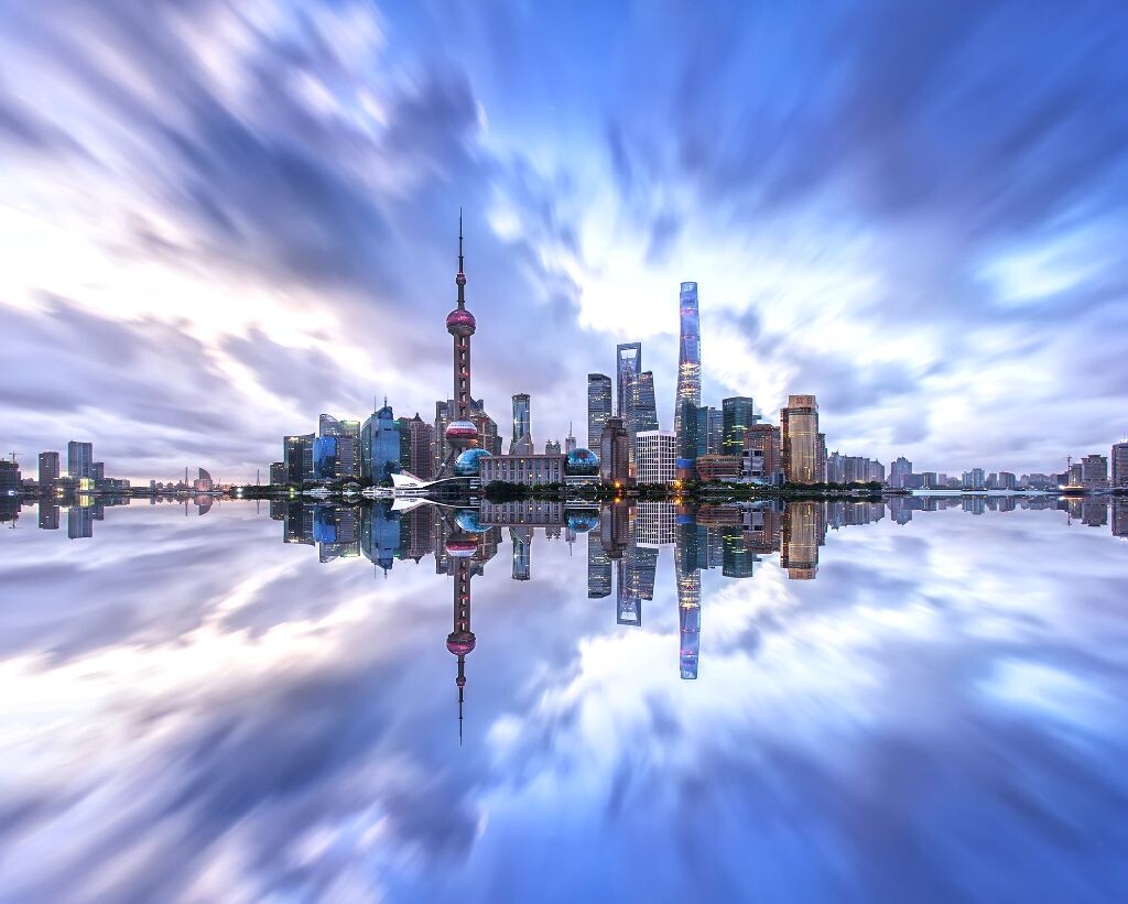台风天气,原本打算拍延时顺便做堆栈,结果脚架被一条超大的汪汪碰掉了 T.T