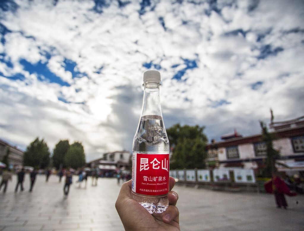 屌丝从来都是喝怡宝的，但在拉萨，农夫山泉都要3.5元的情况下，昆仑山5块就不算贵了...（心在滴血）