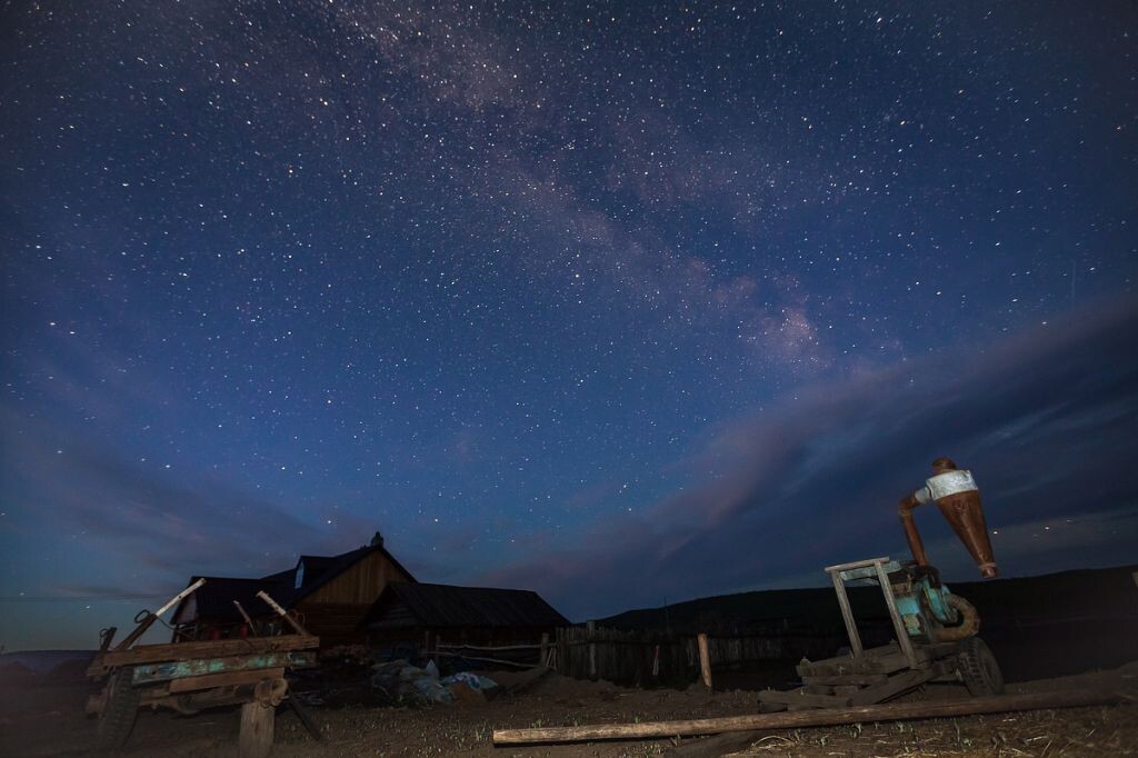 当晴天变得稀有，当星空变得少见，在北红村的每一个晴朗夜晚，我们都去寻找银河，哪怕被吹的瑟瑟发抖，哪怕被一群狗的叫声围攻……