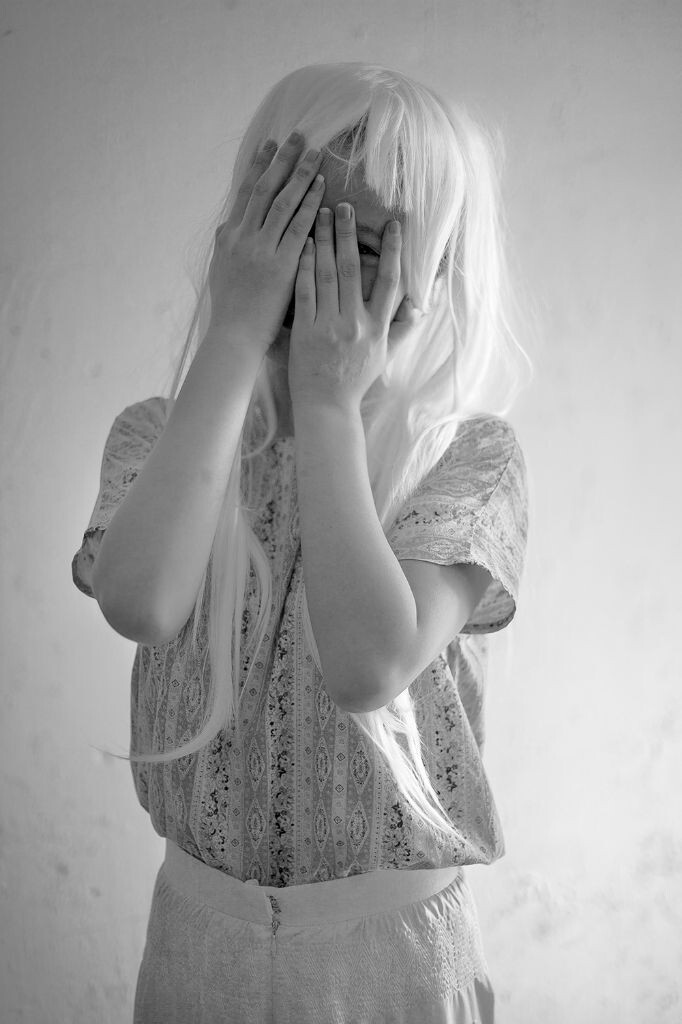 a feature interrups a scene<br />
a person you never see