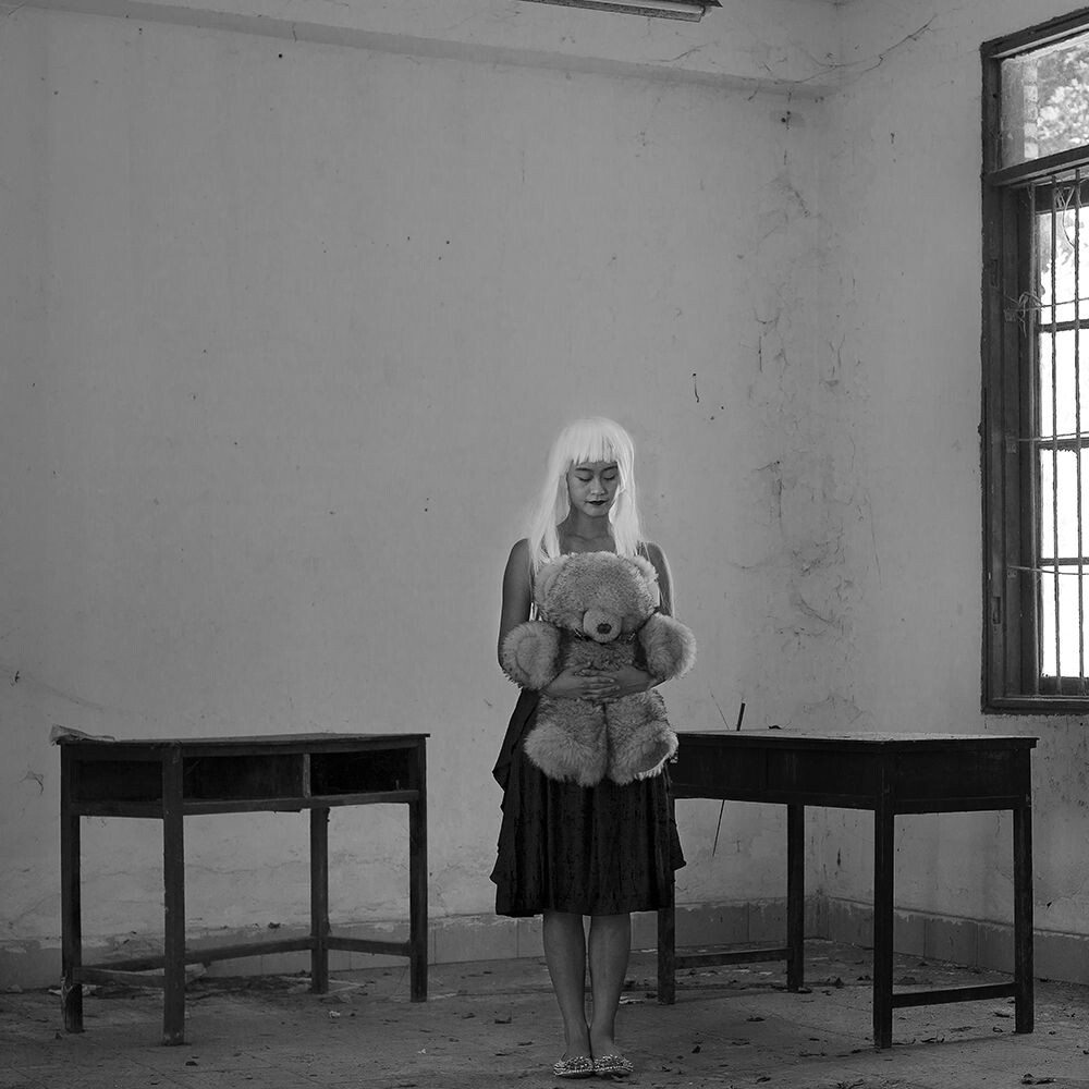  a figure interrupts the scene<br />
