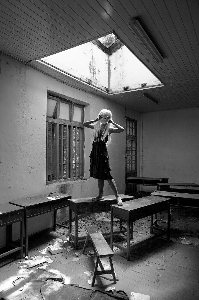 a figure interrupts the scene<br />
