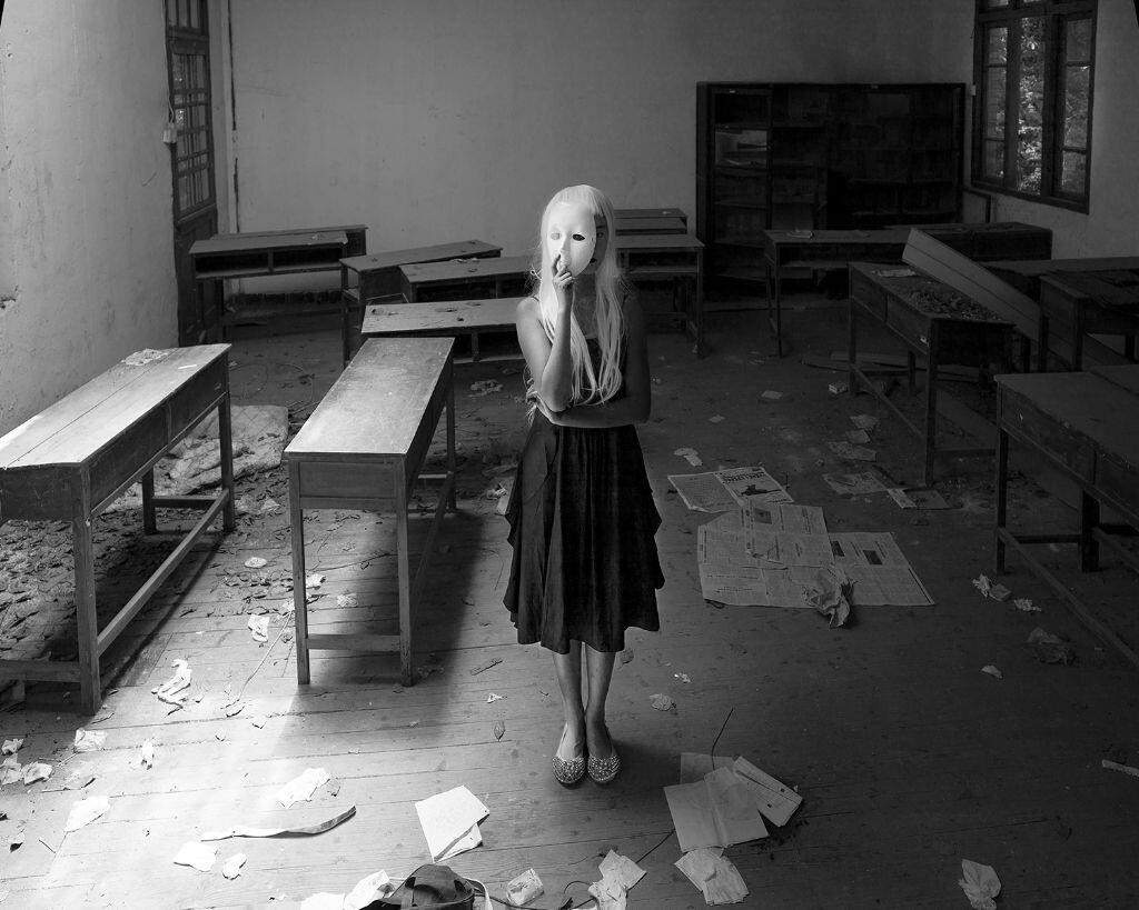 a figure interrupts the scene<br />
