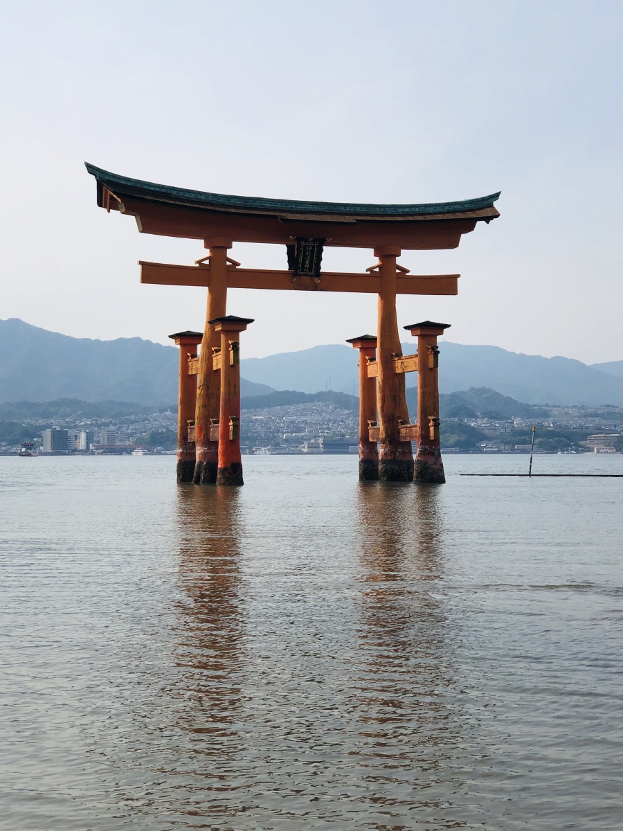 广岛世界遗产严岛神社的大鸟居,潮水涌来时他矗立在水中央,潮水退去后