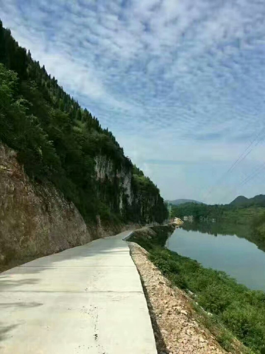 阳坪村河边小路!