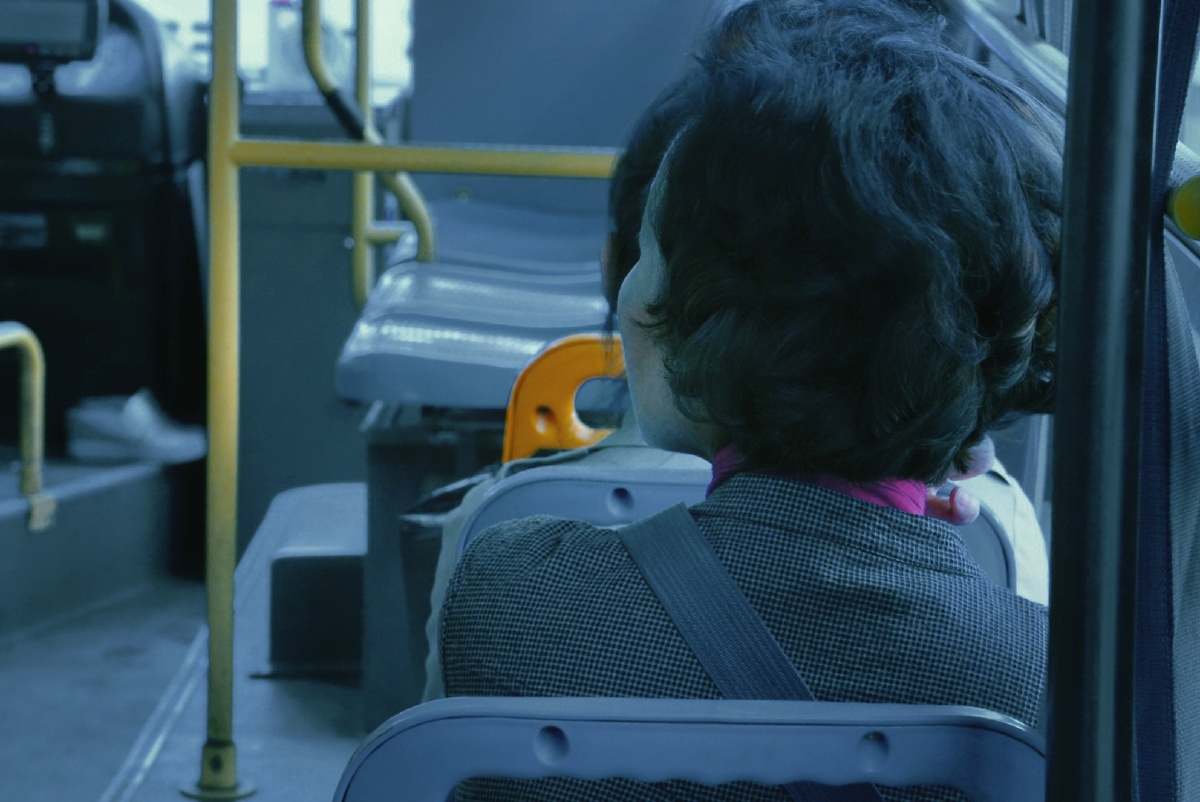 公交车上的背影