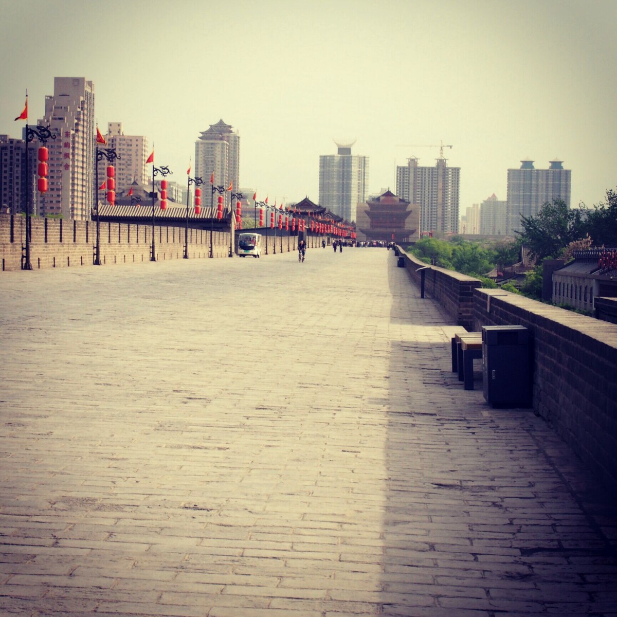 20130421-6<br />
城墙之上