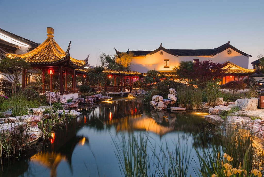 几周前记录的夜景照片，但虽说是老街，但总觉得缺少了点古意