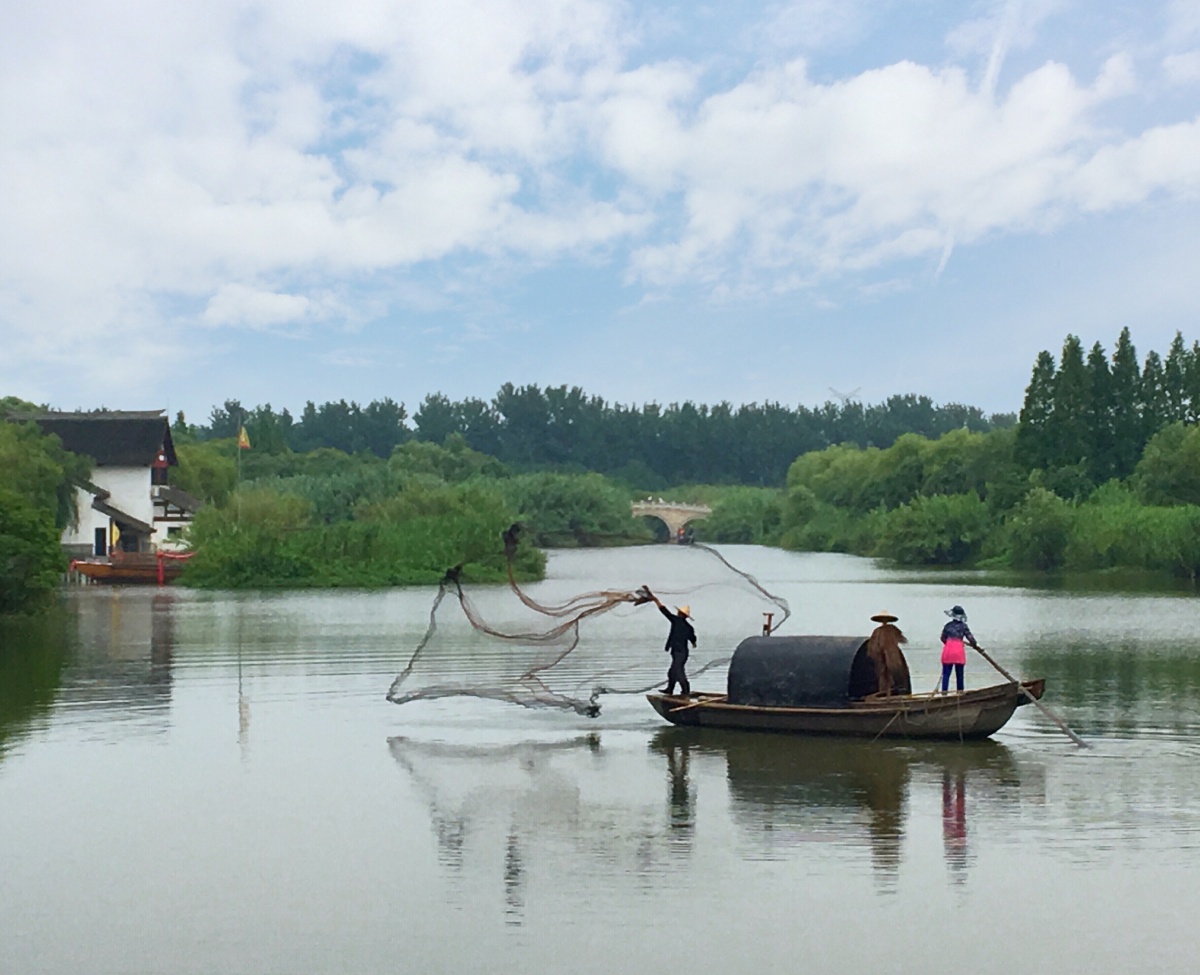 寻一处世外桃源看渔夫撒网捕鱼
