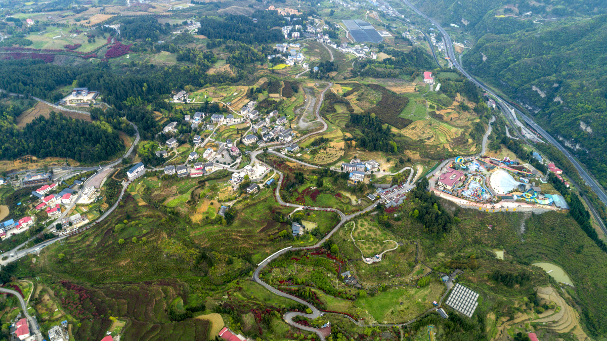 航拍贵州桐梓芳草地