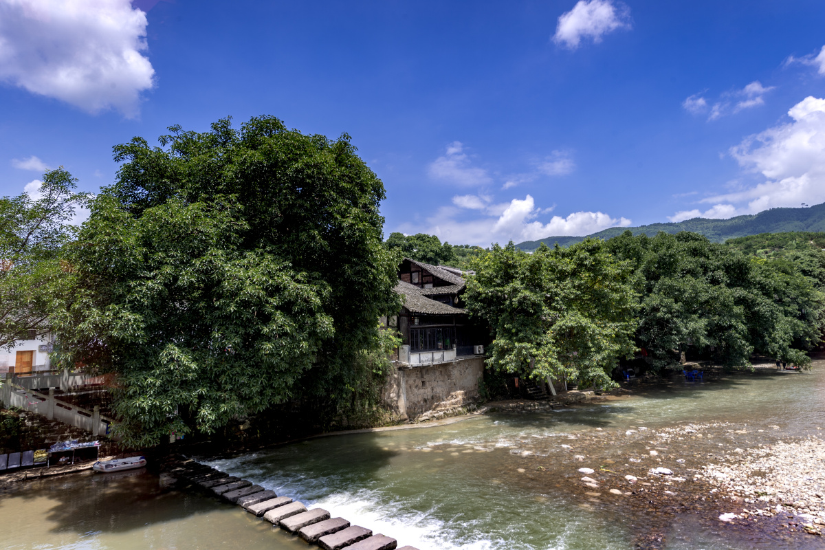 蓝天白云下的重庆北碚偏岩古镇