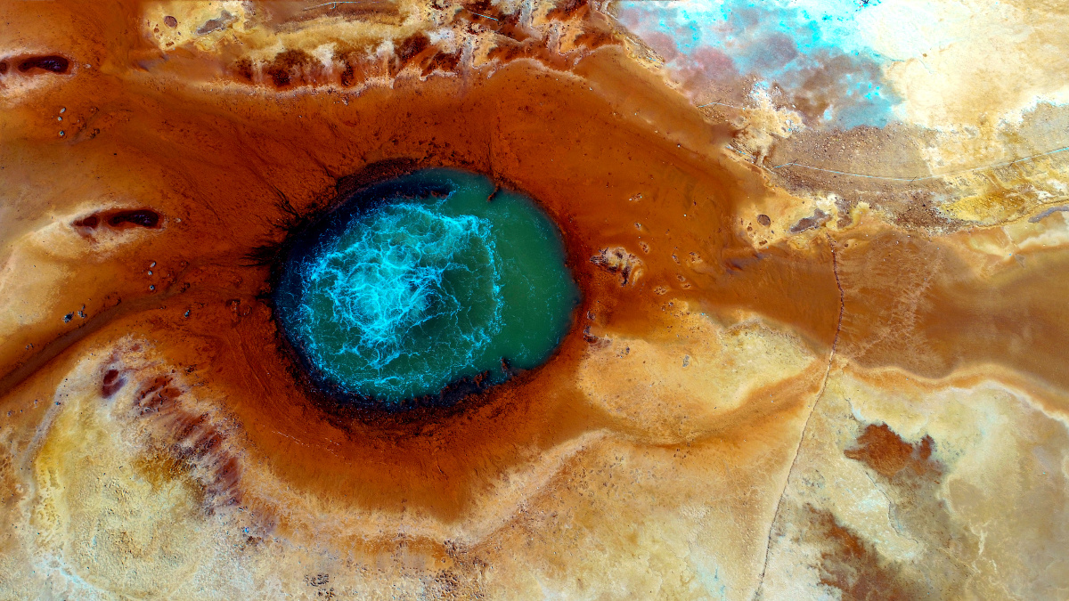 航拍网络爆火的青海茫崖恶魔之眼