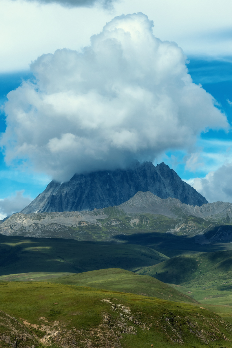 神山上的云朵拍摄于塔公草原