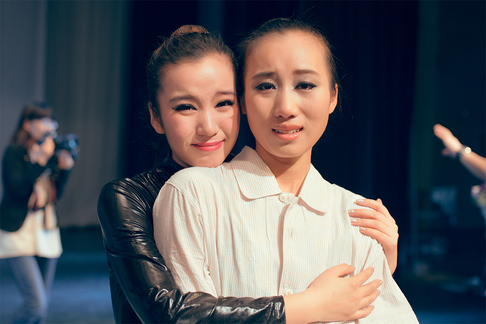 闺蜜 br /> 闺蜜,毕业时再不舍,也会在彼此离别的照片中留下笑容