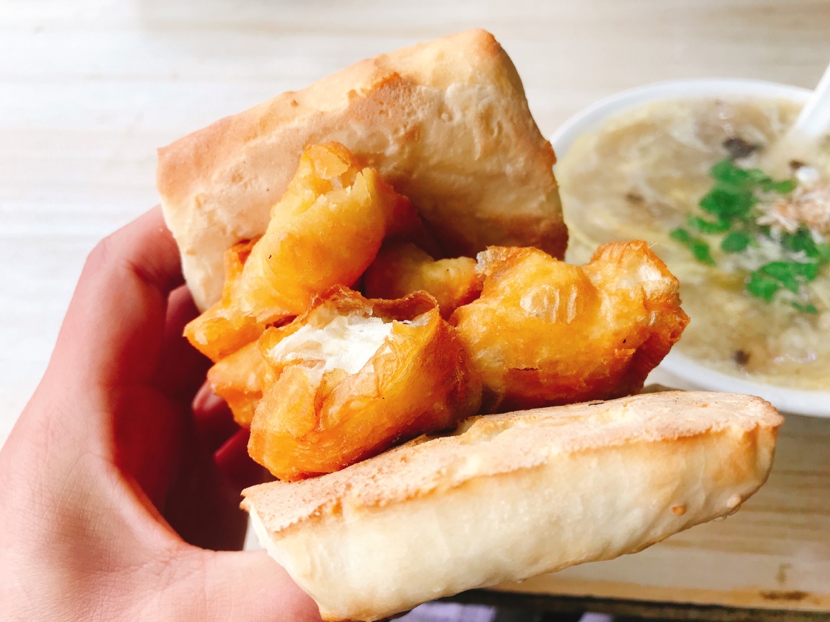 烧饼夹油条鸡蛋汤南京