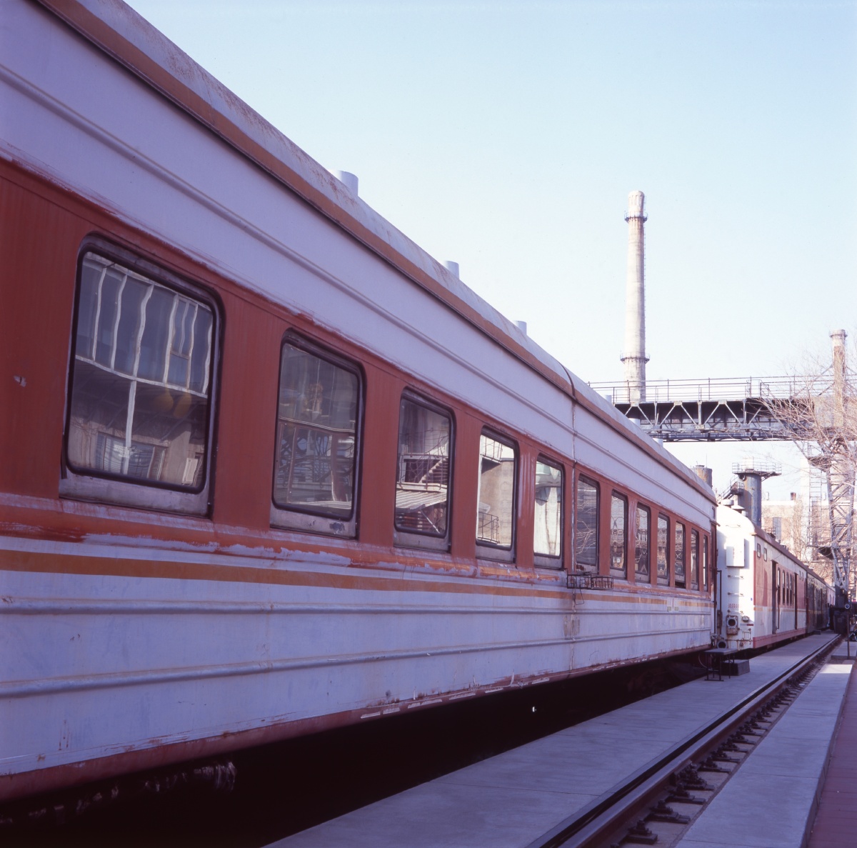 798橙色涂装火车反转片富士velvia100美能达autocord