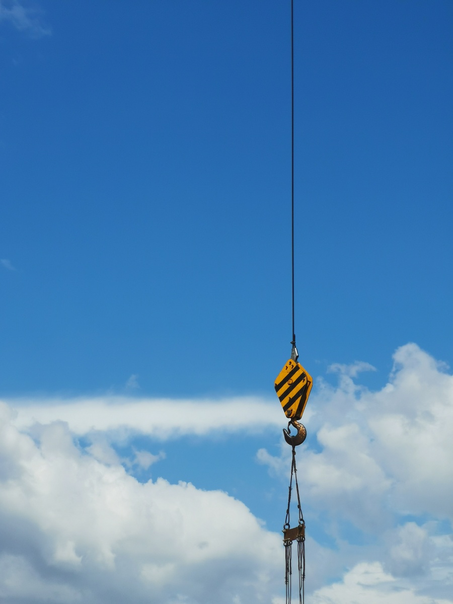 塔吊吊钩做蓝天