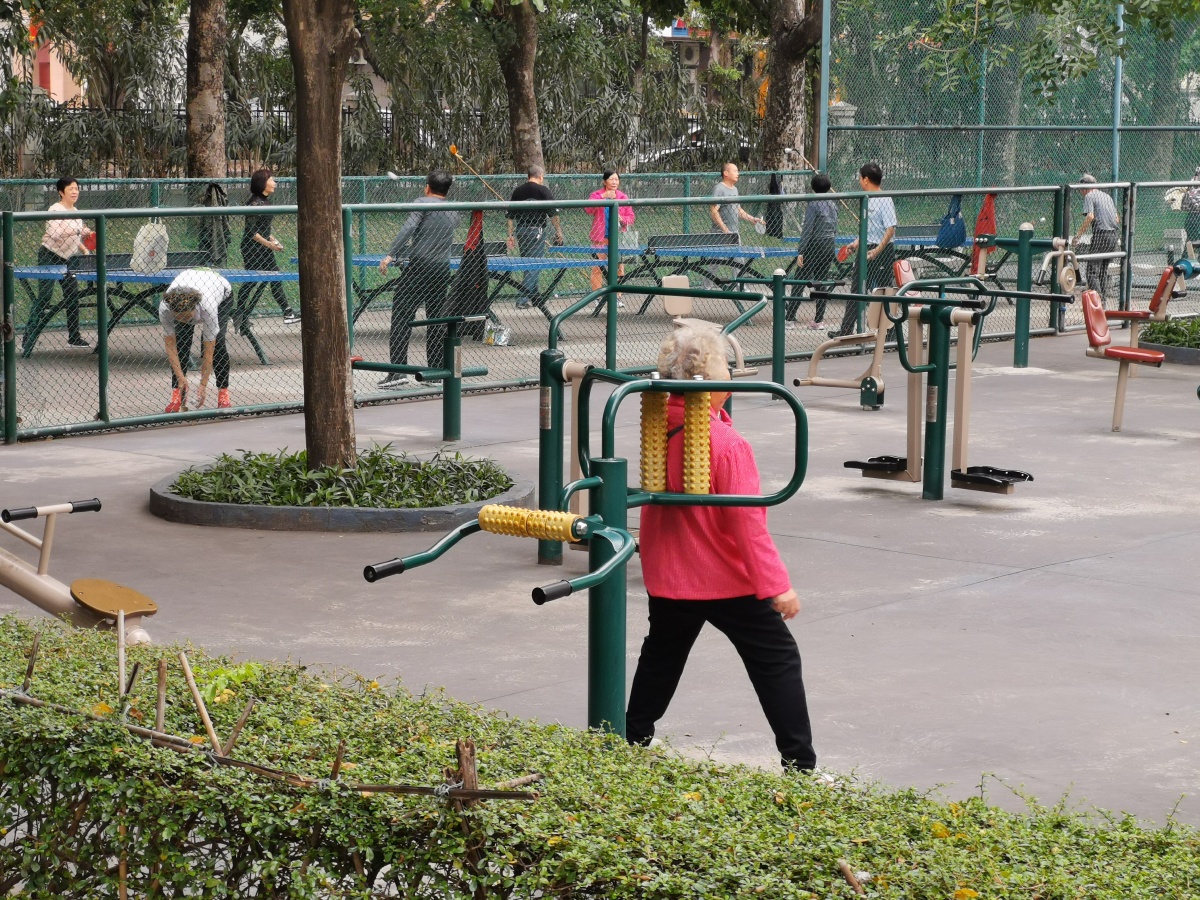 公园里锻炼的人儿