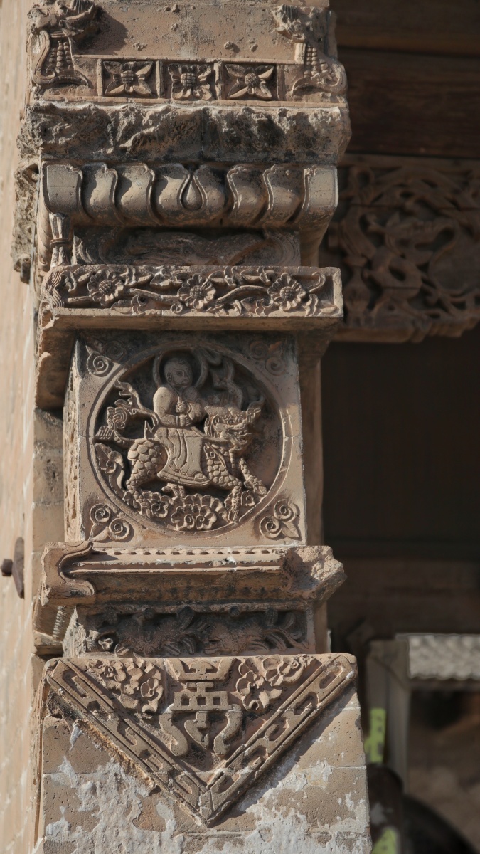 李家山村财主院门楼砖雕