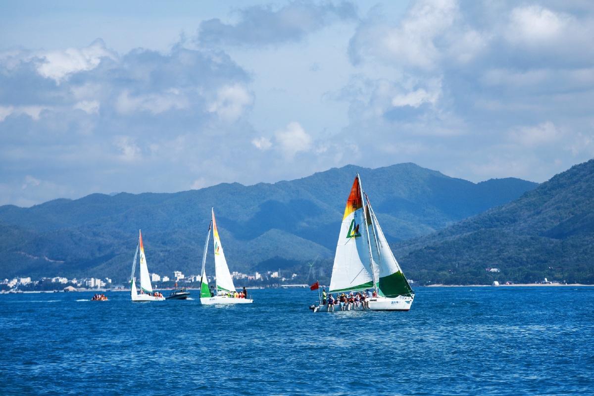 帆船航行在三亚湾,尽情体验海上速度与激情的较量
