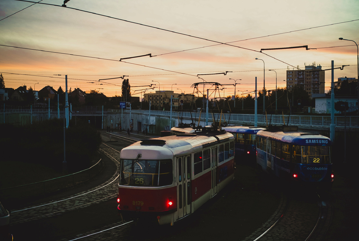 夕阳下的有轨电车