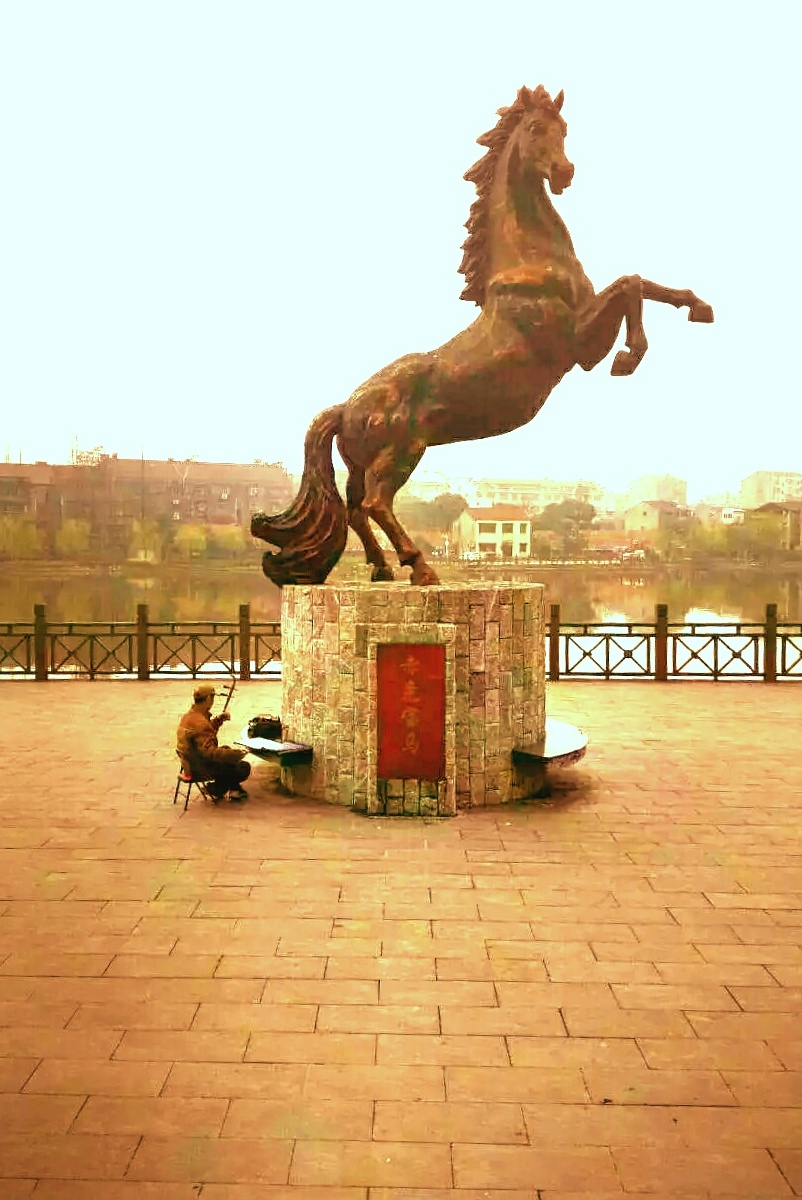 在荆州游玩,有座赤兔马雕像,路过时刚好有位老人在拉二胡