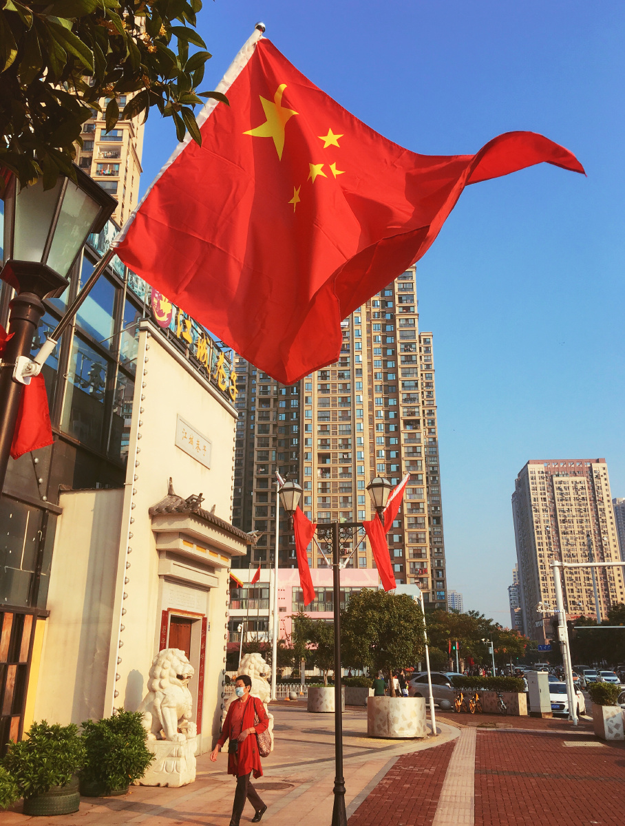 朝阳下飘扬的五星红旗