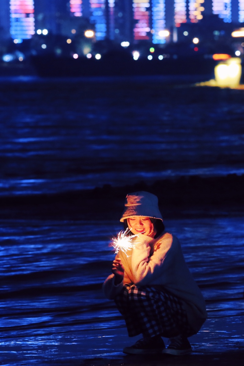 长江边的烟花女孩