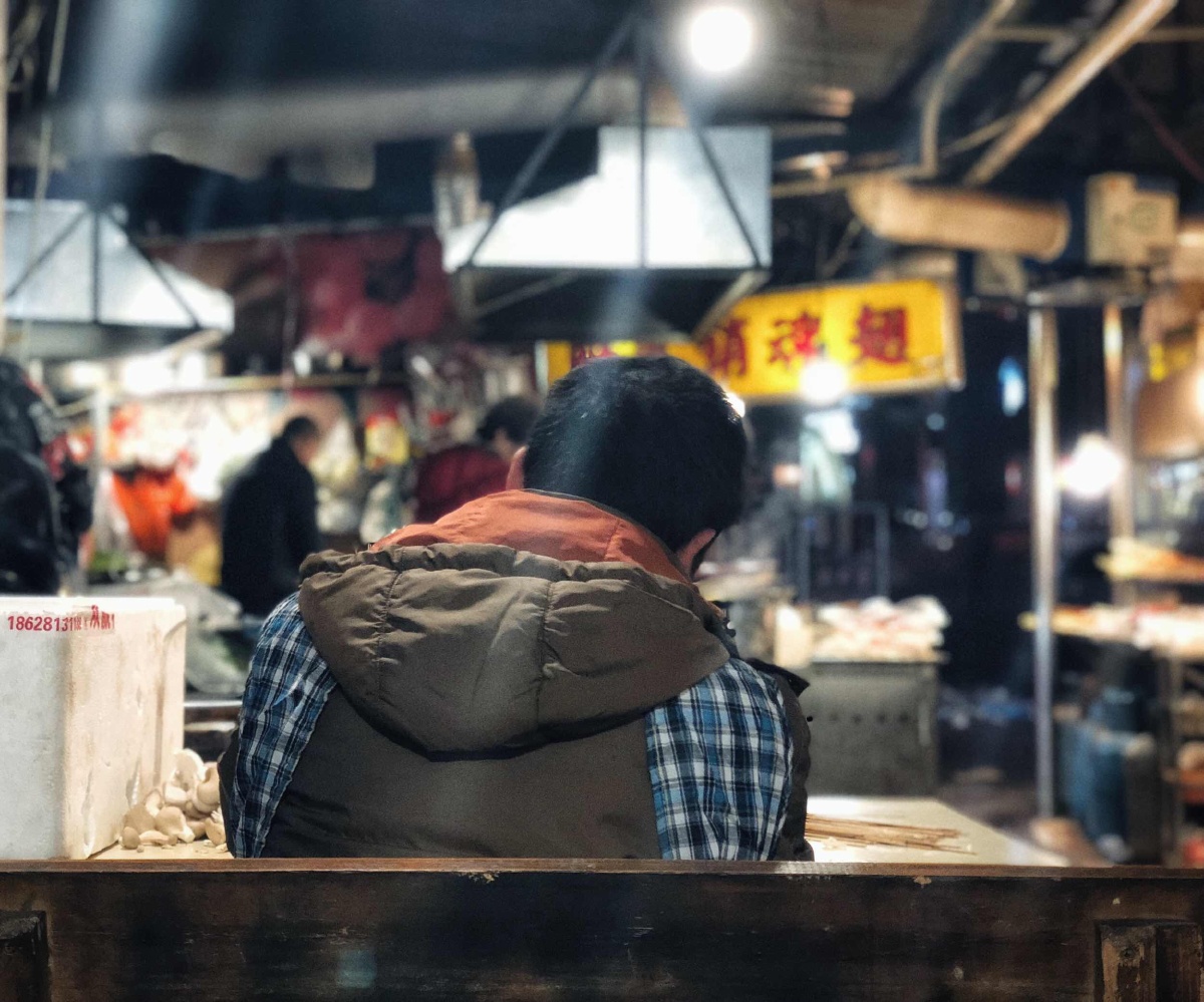 『 烧烤摊里疲惫的摊主 』