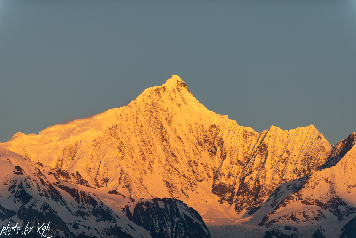 日照金山4月25日德钦县飞来寺