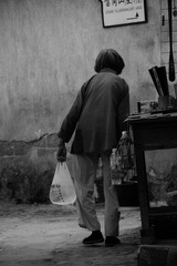 扭曲的背影