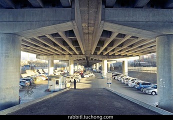 五环下停车场