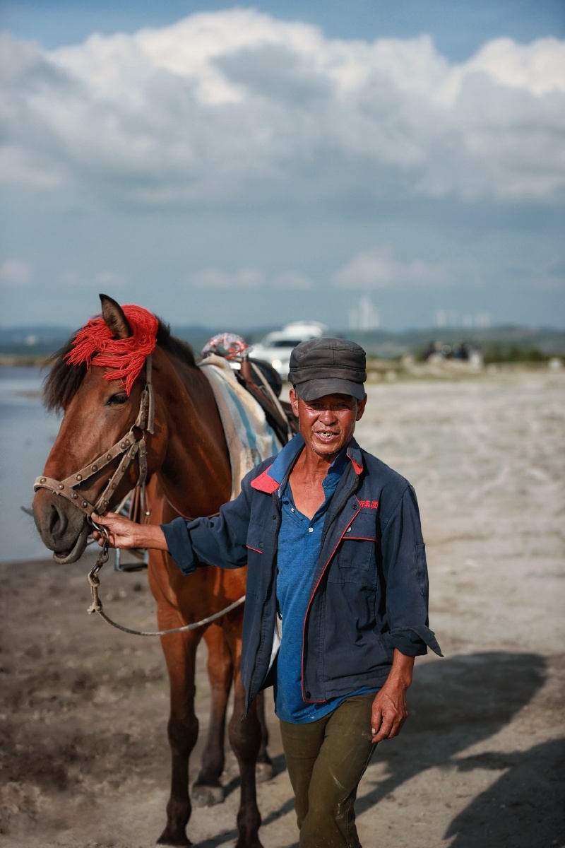 贵阳高坡姊妹湖旁牵马的汉子