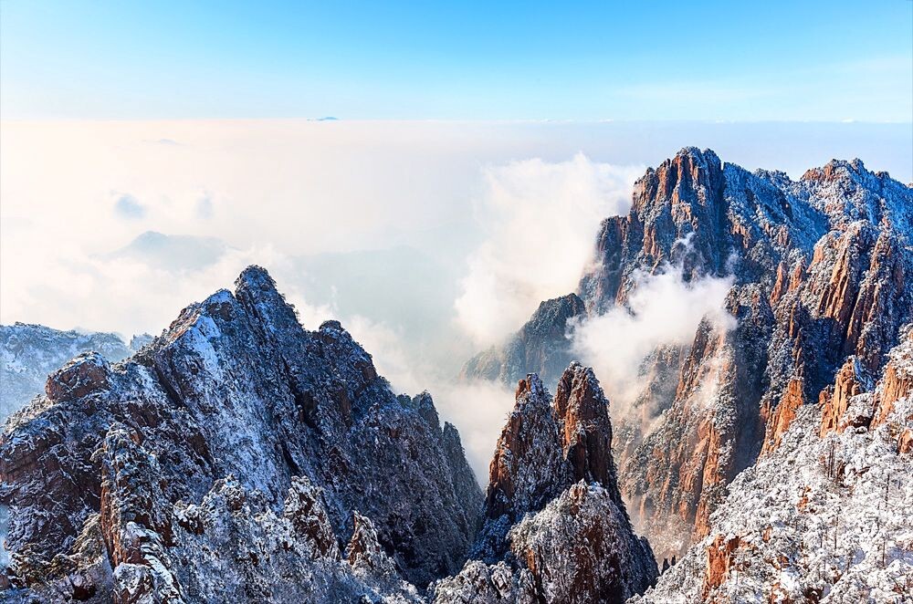 奇峰怪石黄山雪<br />
云蒸雾绕暖阳斜<br />
最喜风光无限好<br />
黄山归来不看岳