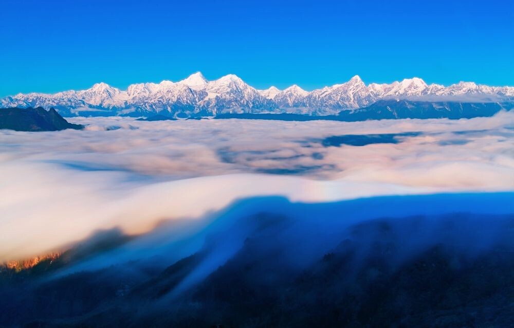 贡嘎雪山,流云飞瀑,人间仙境