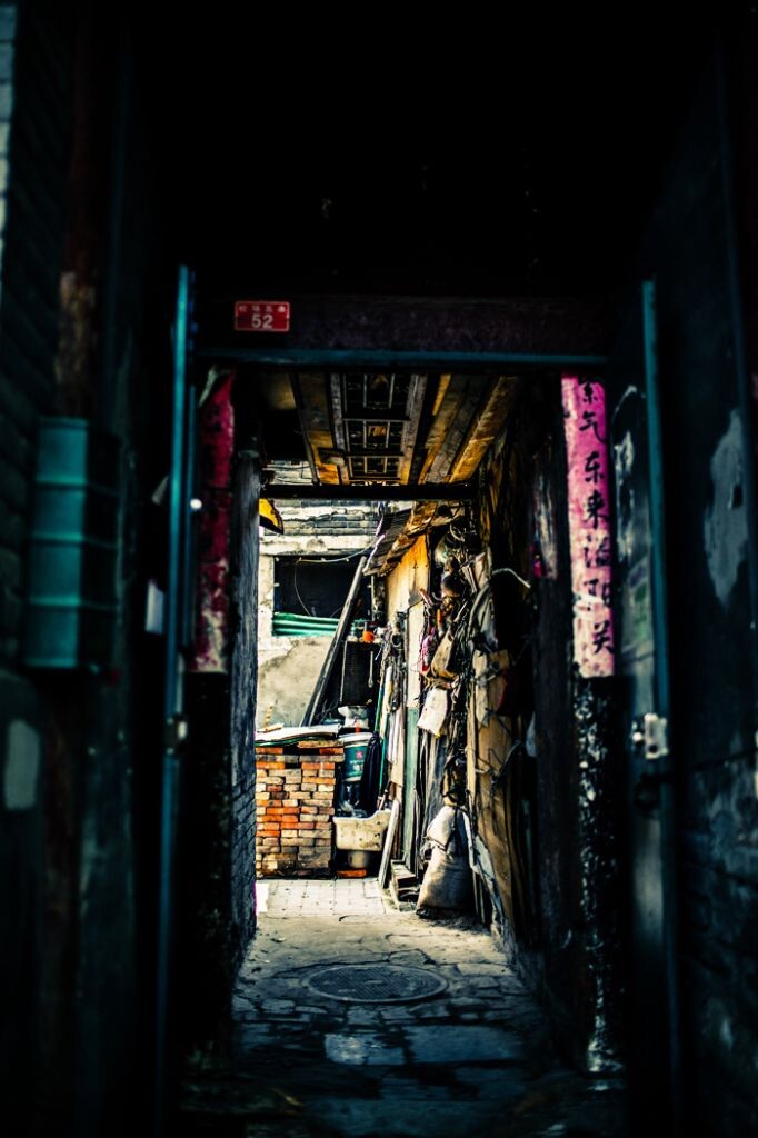 对胡同民居的这种欲扬先抑的门脸儿很是钟爱