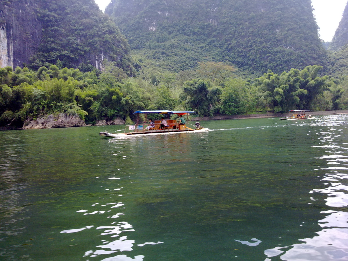 第一次坐小船游览桂林漓江船在江中走人在画中游果然是桂林山水甲天下