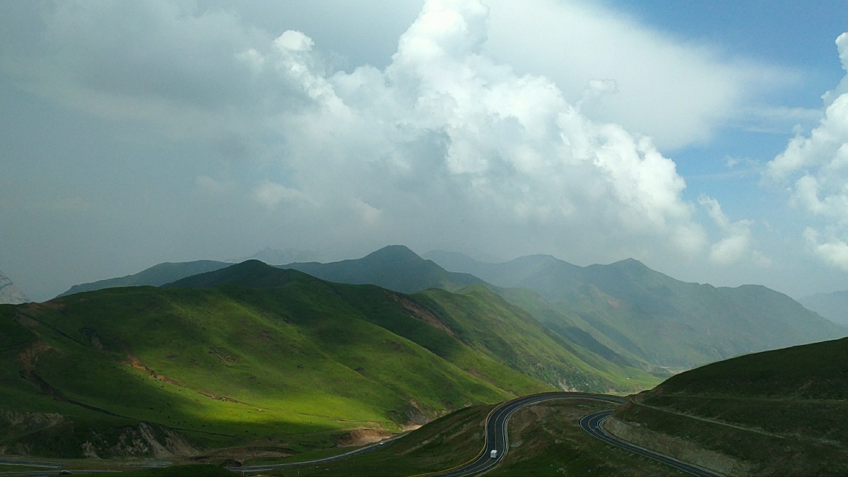 摄于青海省,远方的山峦,公路和云朵.